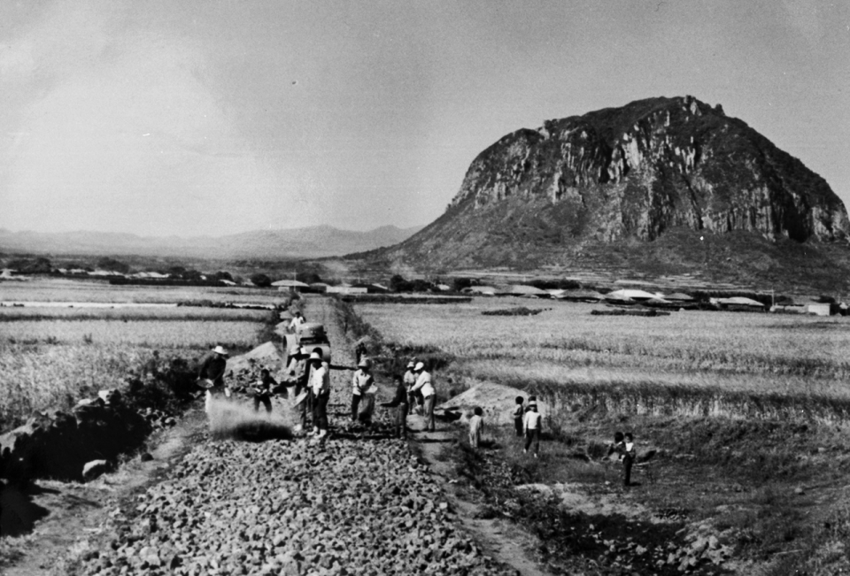▲ 산방산 앞 도로 포장(1960년대)