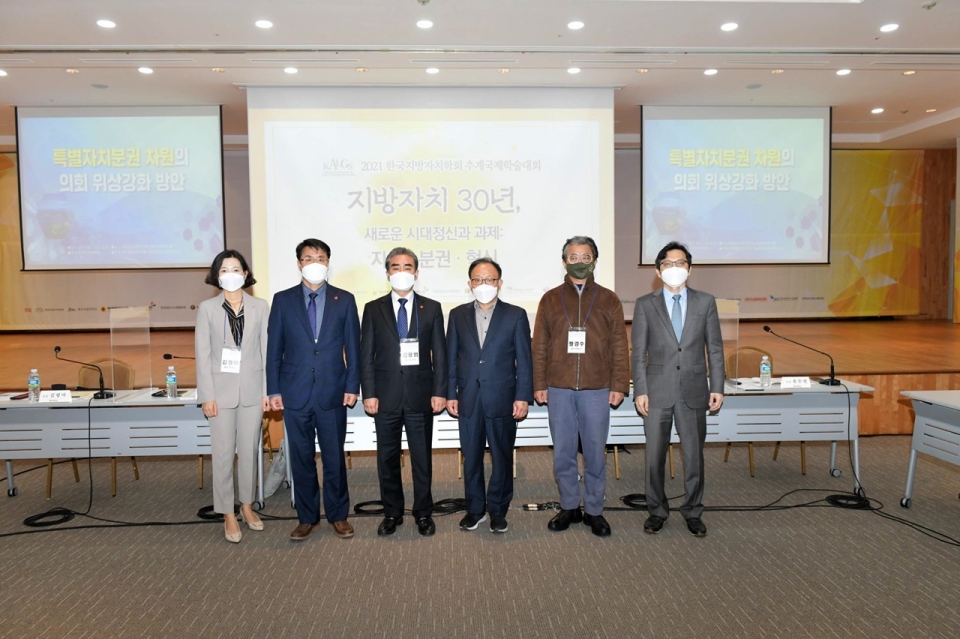 ▲ (사진 왼쪽부터) 김형아 교수, 소순창 교수, 김용범 의원, 박노수 교수, 황경수 교수, 홍준형 교수.