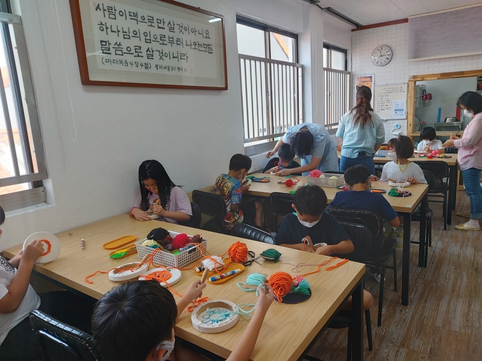 ▲ 성산포지역아동센터 배나꿈터 '마크라메 교실'.