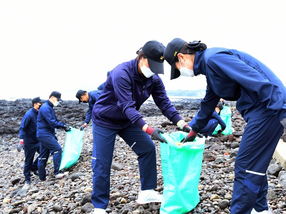 ▲ 5월 11일, 해군7전단 소양함 장병들이 강정마을 인근 해안가 일대에서 해양쓰레기를 수거하고 있다. 사진=상사(진) 최호진.