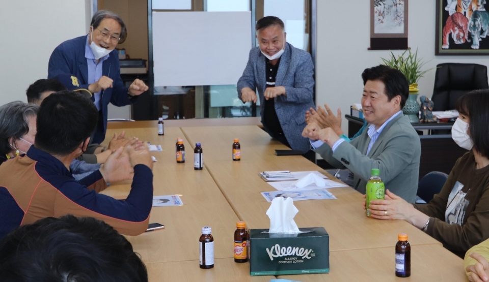 ▲ 오영훈 더불어민주당 제주도지사 후보가 도내 청각장애인들과 간담회에서 수화로 인사를 나누고 있다.
