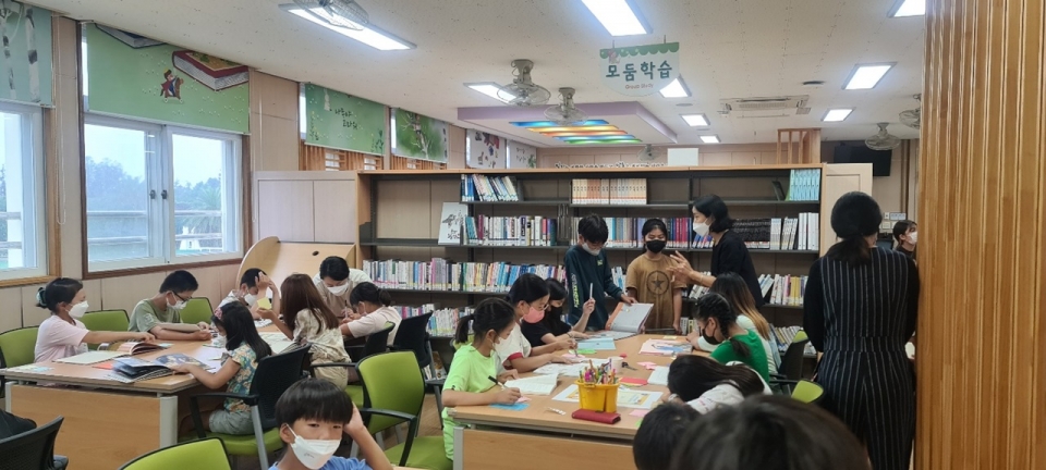 ▲ 풍천초등학교 어린이들의 '반짝독서' 활동 모습.